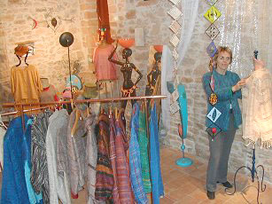 Chistine Poirier vous accueille dans sa galerie-boutique 
                            de Oingt, village m�di�val 
                            de la r�gion des Pierres dor�es, dans 
                            les vignes du Beaujolais. 
                            